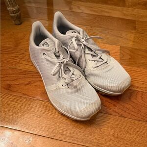 NEVER WORN SALOMON OUTBOUND PRISM SNEAKERS IN LIGHT GREY SIZE 8.5
